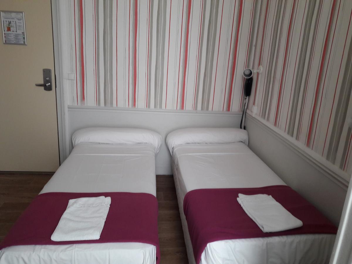Perfect Hotel & Hostel Paris Exterior foto A typical room at the hotel