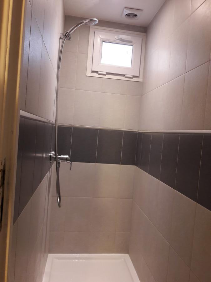 Perfect Hotel & Hostel Paris Cameră foto Bathroom with a shower bath