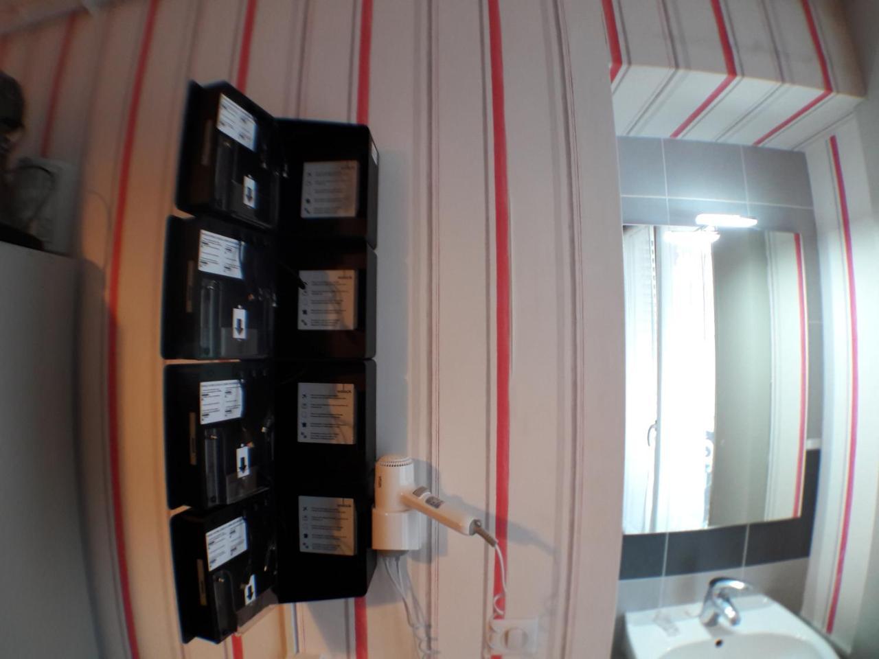 Perfect Hotel & Hostel Paris Exterior foto A bathroom in a hotel