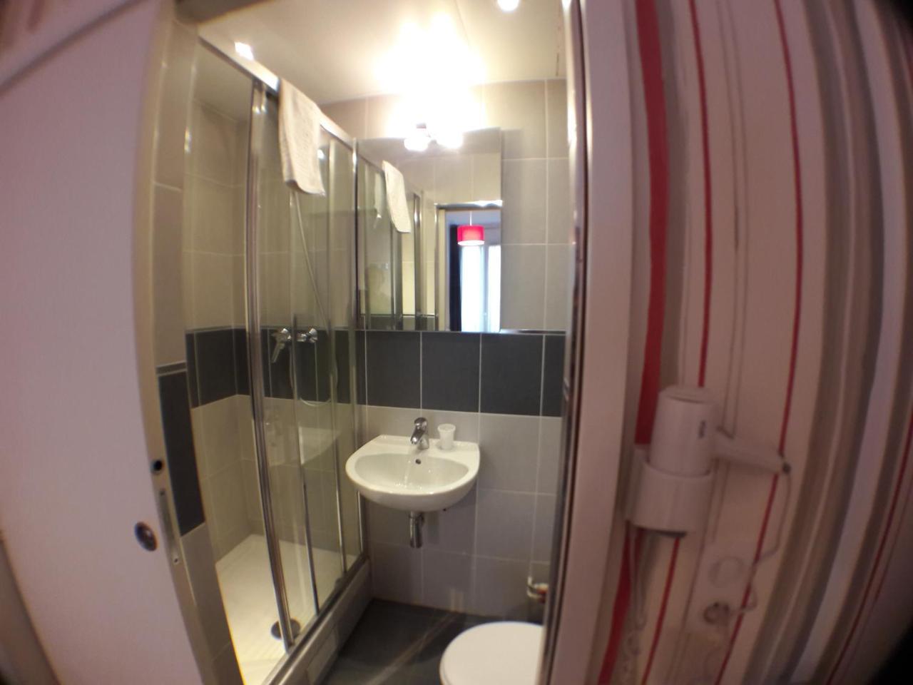 Perfect Hotel & Hostel Paris Exterior foto A typical bathroom in a Premier Inn