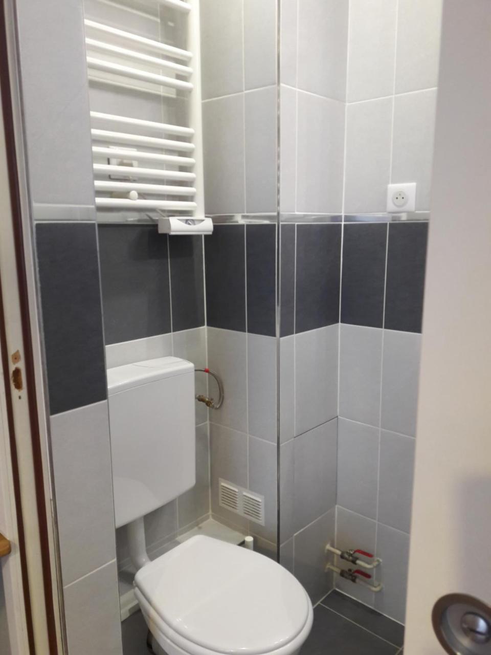 Perfect Hotel & Hostel Paris Exterior foto Bathroom in a typical apartment