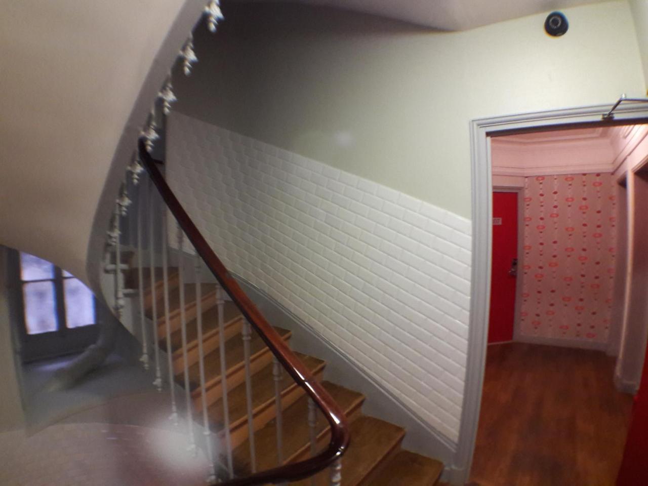 Perfect Hotel & Hostel Paris Exterior foto A staircase in a house